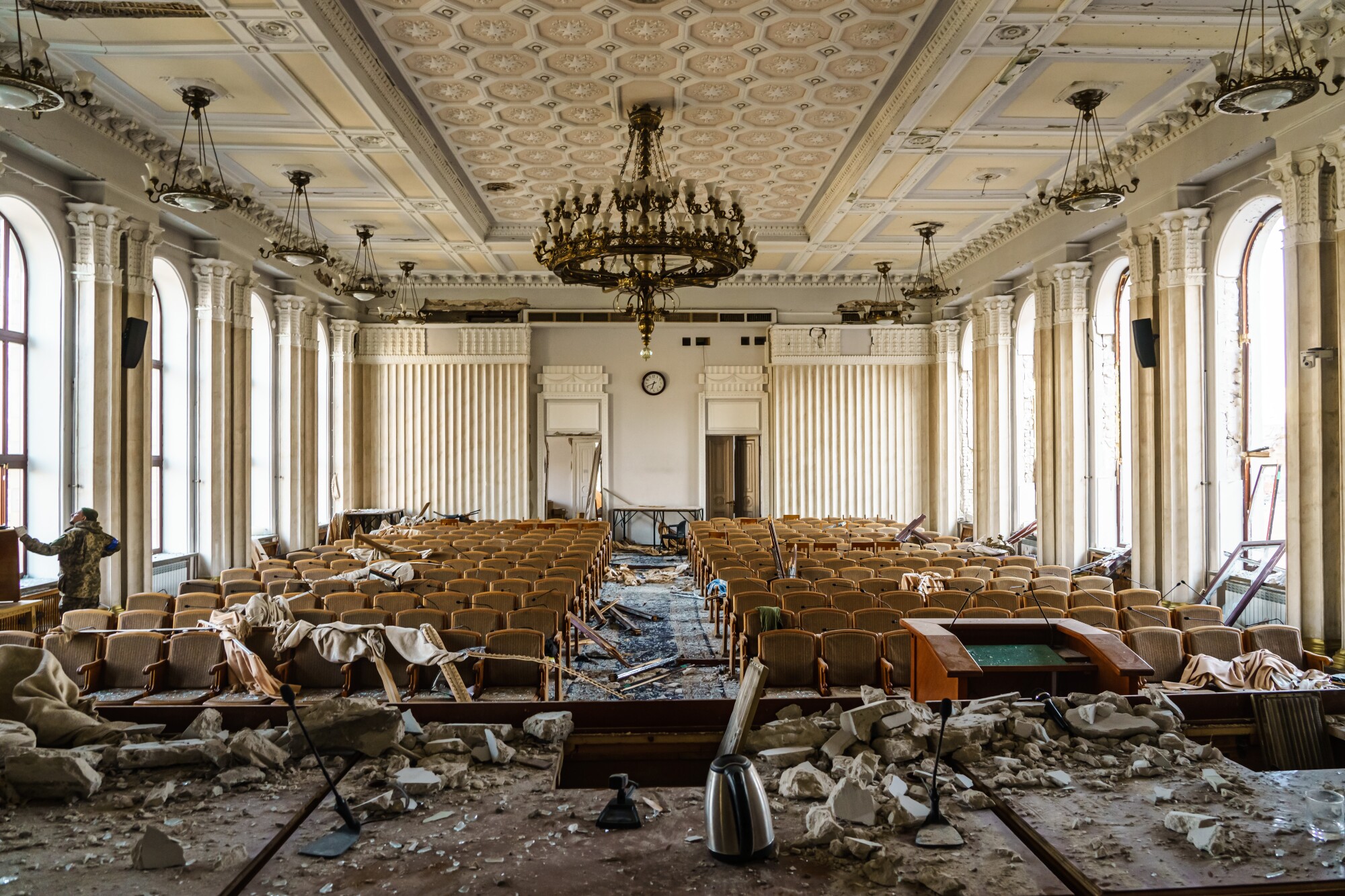 खार्किव क्षेत्रीय प्रशासन भवन के अंदर, यूक्रेन के खार्किव में रूसी बमबारी द्वारा नष्ट किए जाने के बाद।