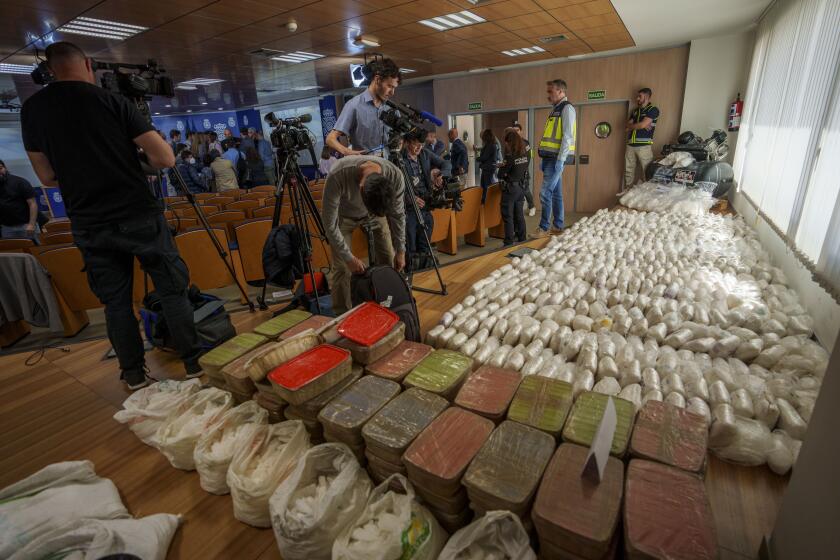 Las autoridades exhiben parte del decomiso de 1,8 toneladas de metanfetaminas del cártel mexicano de Sinaloa, en Madrid, Espa?a, el jueves 16 de mayo de 2024. (AP Foto/Manu Fernandez)