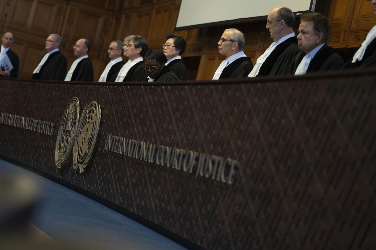 Los jueces ingresan a la Corte Internacional de Justicia en La Haya, Holanda,