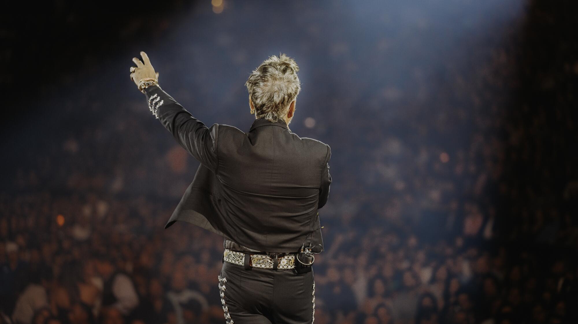 Tras su exitoso concierto en Anaheim, Alejandro pisará el escenario del Kia Forum el 22 de septiembre.