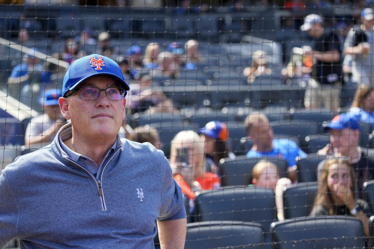 ARCHIVO - Foto del 17 de septiembre del 2023, el dueño de los Mets de Nueva York Steve Cohen