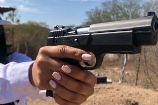 Una mujer en Culiacán aprende a disparar.