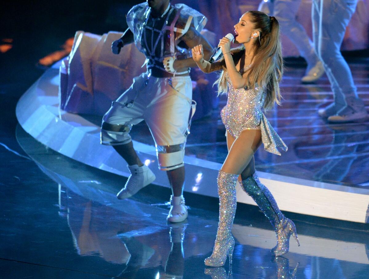 Ariana Grande durante su acto en otra ceremonia de los MTV Video Music Awards en Inglewood, California.