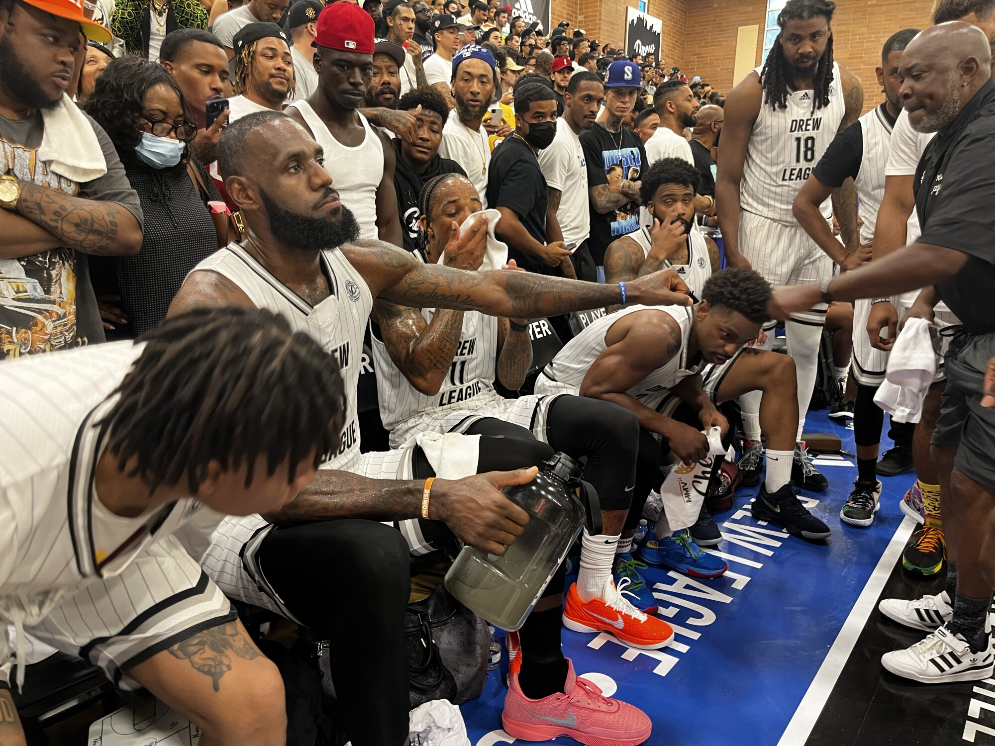 LeBron James sur le banc alors qu'il participait à un match de la Drew League.