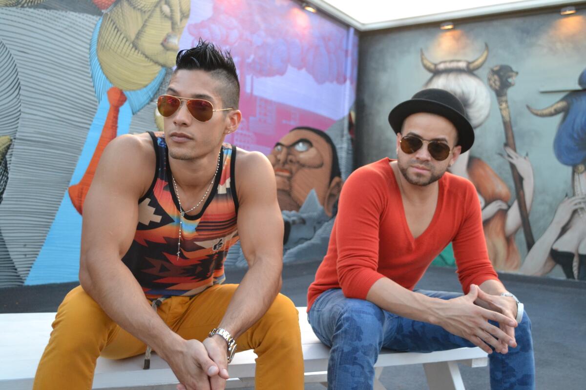 En esta foto del 3 de febrero de 2014, Chyno Miranda, a la izquierda, y Nacho Mendoza, del dúo musical Chino & Nacho.