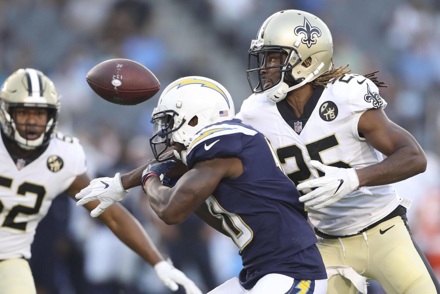 Carson (United States), 26/08/2018.- New Orleans Saints defensive back Marcus Williams (R) breaks up a pass attempt to Los Angeles Chargers wide receiver Artavis Scott (C) but is called for pass interference during the NFL American Football game between the New Orleans Saints and Los Angeles Chargers at the StubHub Center in Carson, California, USA, 25 August 2018. (Estados Unidos, Nueva Orleáns) EFE/EPA/PETER JONELEIT ** Usable by HOY and SD Only **
