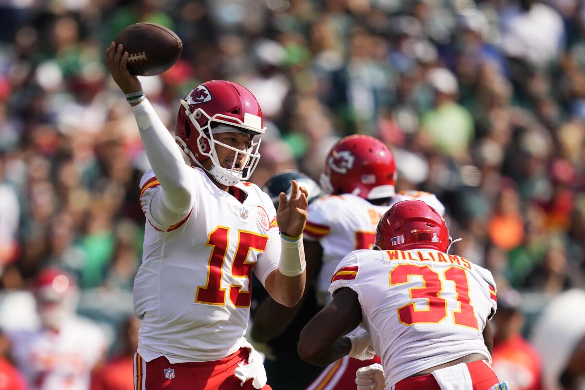 Patrick Mahomes throws 5 TD passes, Chiefs beat Eagles 42-30 - The