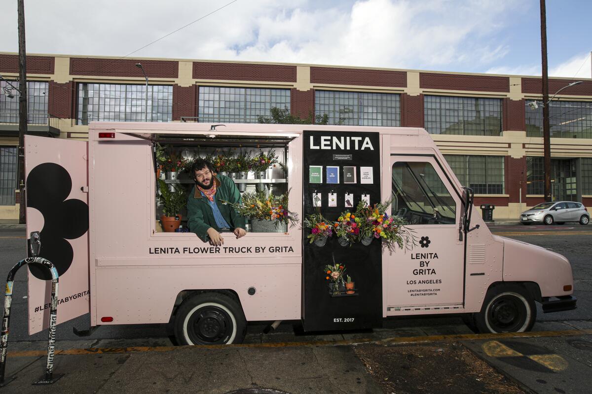 Nemuel DePaula vende flores desde su camioneta en el Distrito de las Artes del centro de Los Ángeles. 