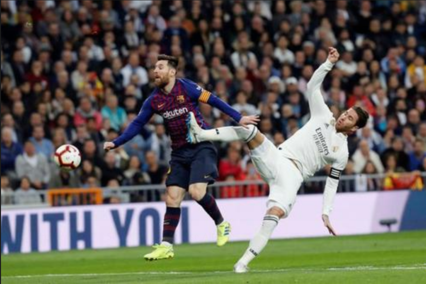 El defensa del Real Madrid Sergio Ramos (d) lucha con el argentino Leo Messi, del FC Barcelona, durante un partido. EFE/Juan Carlos Hidalgo/Archivo