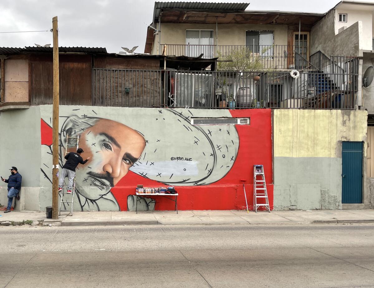 Gerardo Mode Orozco, pinta mural en homenaje a Vicente Fernández aun lado de la Vía Rápida en Tijuana.