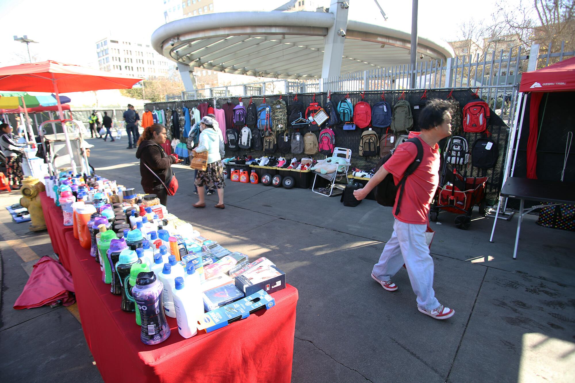 Los vendedores ambulantes ofrecen sus artículos cotidianos frente a la estación del