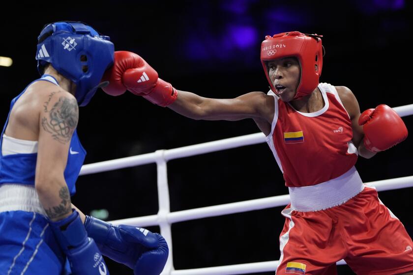 La colombiana Ingrit Valencia (derecha) pelea con Nazym Kyzaibay de Kazajistán en los 50 kilogramos del boxeo de mujeres en los Juegos Olímpicos de París 2024 el sábado 3 de agosto del 2024, in París, Francia. (AP Foto/John Locher)