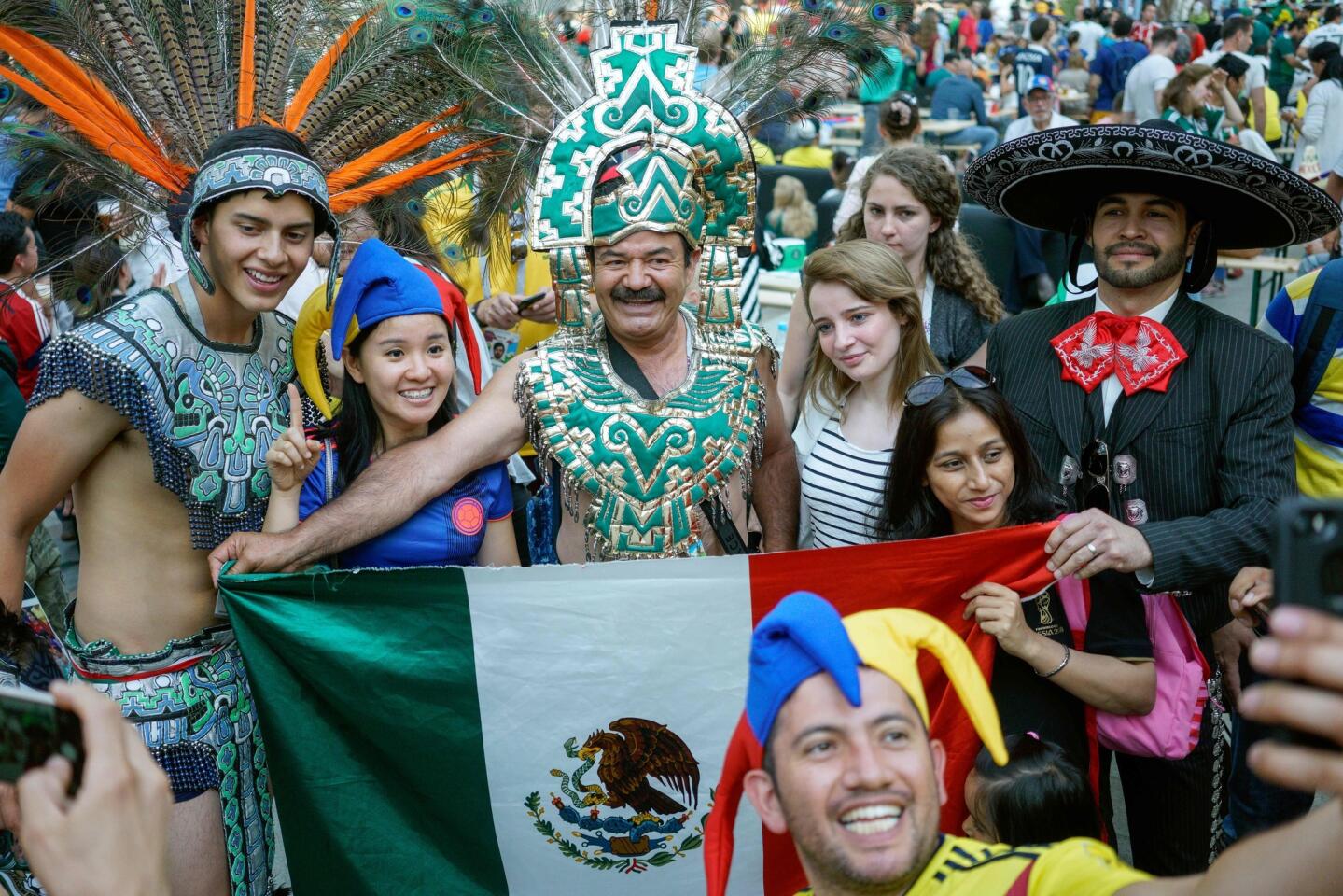 FBL-WC-2018-MATCH53-MEX-BRA-FANS