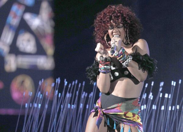 Rihanna performs at AMA show