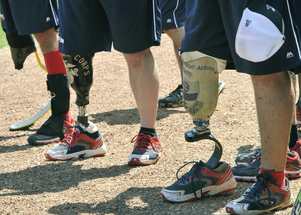 Wounded Warrior Amputee Softball Team ayuda a veteranos de guerra con amputaciones.