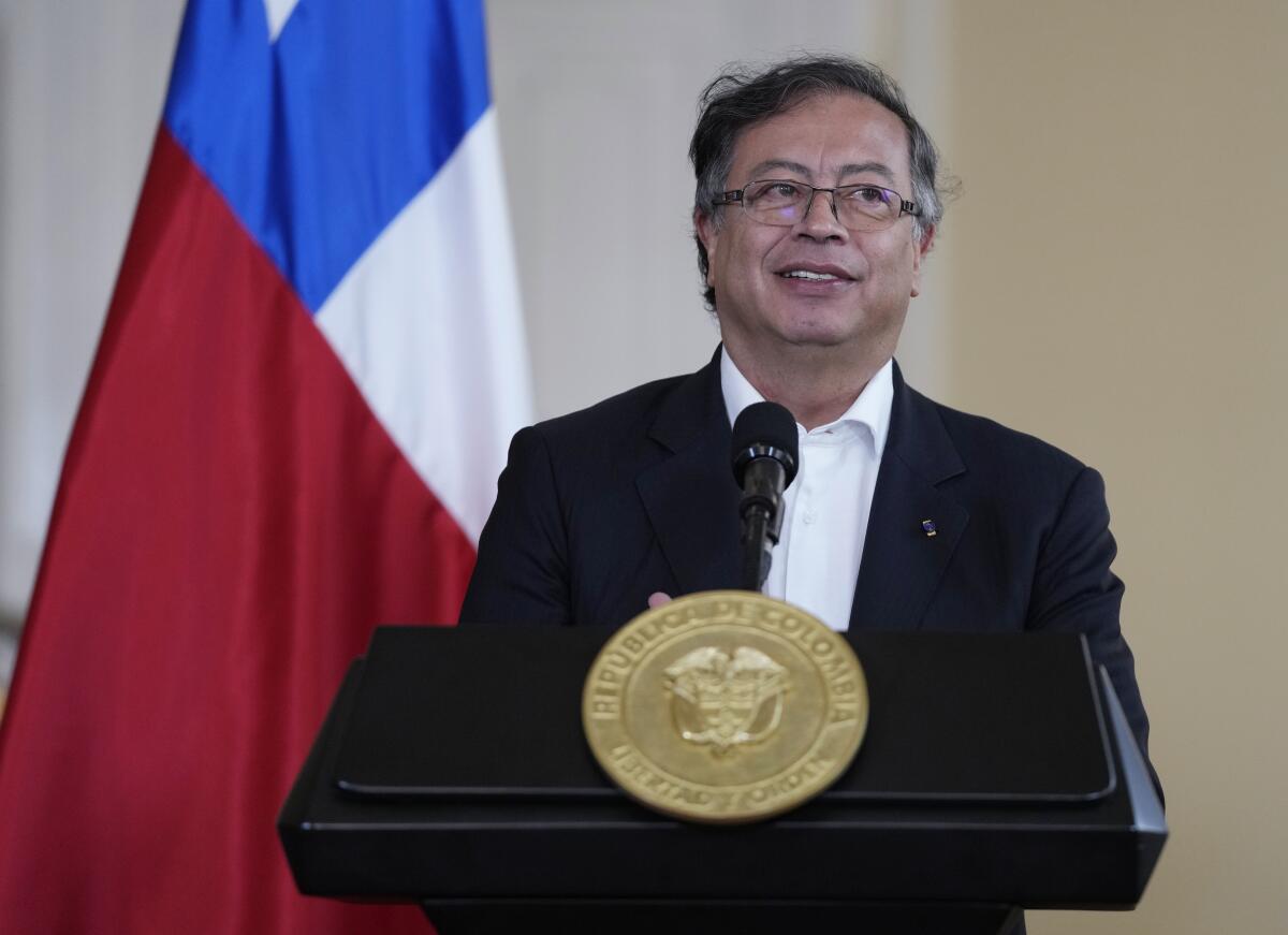 El presidente de Colombia, Gustavo Petro, da una conferencia de prensa conjunta con el presidente de Chile