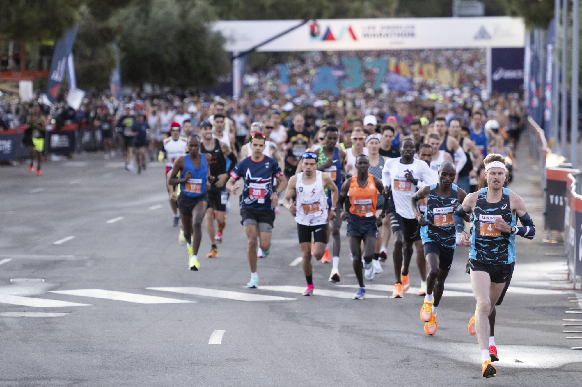 A crowd of marathon runners