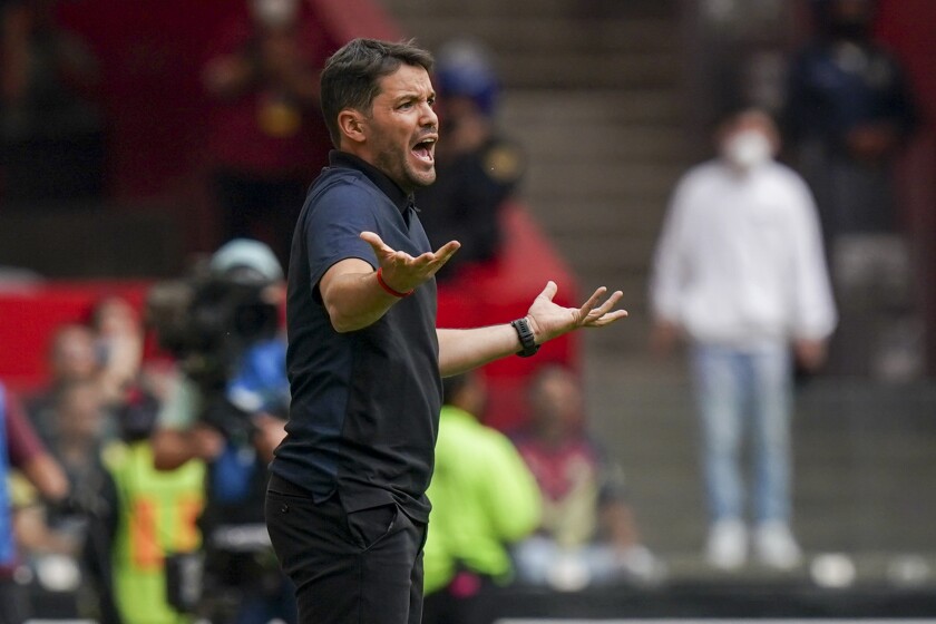 Nicolás Larcamón, entrenador del Puebla, reacciona durante un partido ante el América,