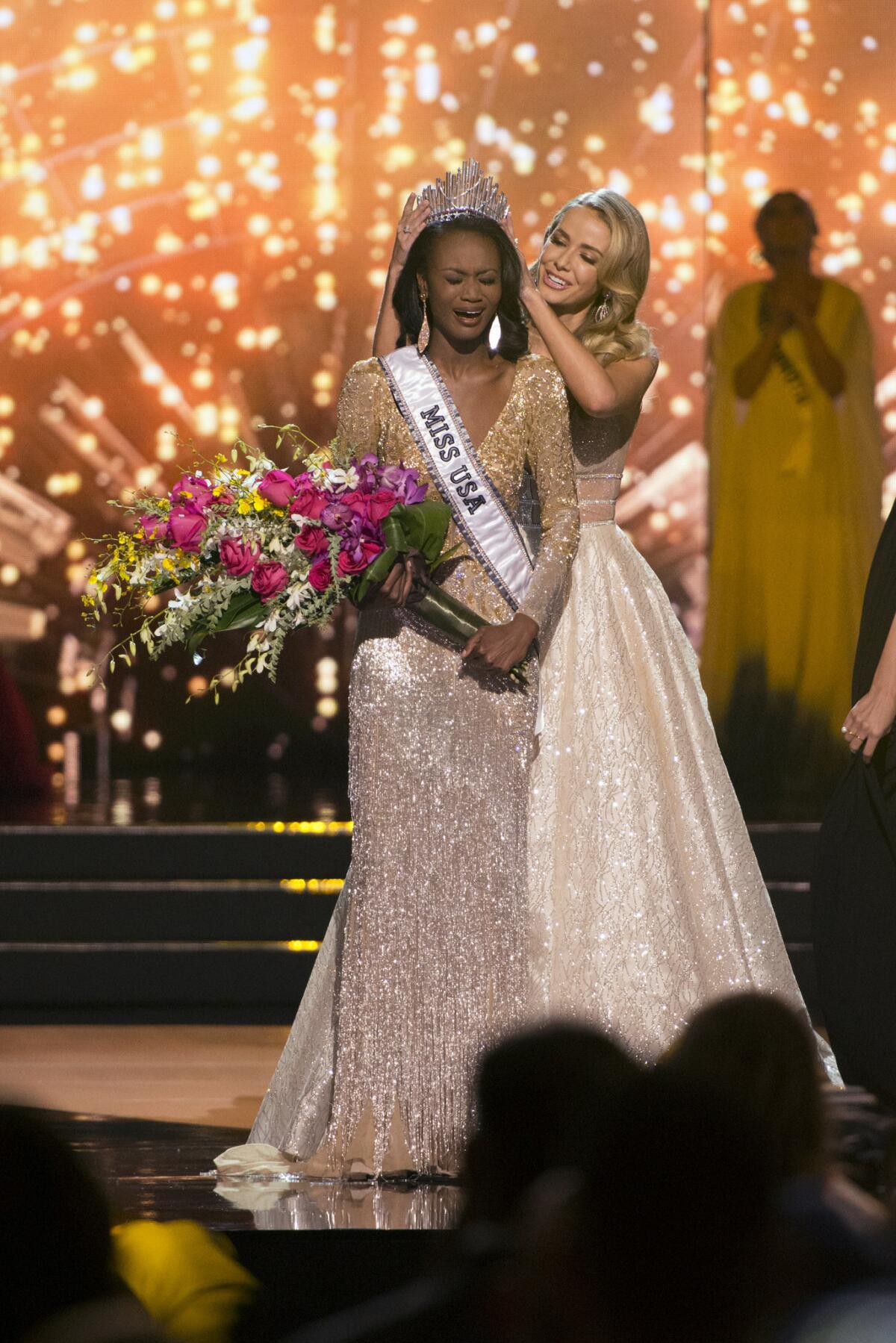 Miss Distrito de Columbia Deshauna Barber es coronada Miss USA 2016 por su predecesora, Miss USA 2015 Olivia Jordan, durante la final del concurso de nbelleza celebrado en Las Vegas el 5 de junio de 2016. (Jason Ogulnik/Las Vegas Review-Journal via AP) LOCAL TELEVISION OUT; LOCAL INTERNET OUT; LAS VEGAS SUN OUT