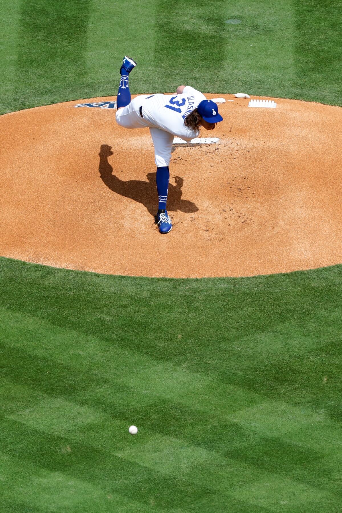 Le lanceur partant des Dodgers, Tyler Glasnow, livre lors de la première manche jeudi au Dodger Stadium.