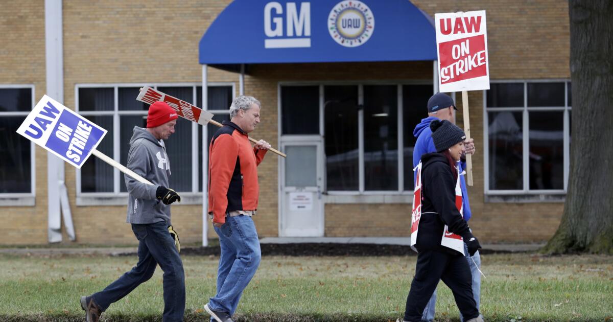 GM conclut un accord de principe avec l’UAW, mettant fin à la grève