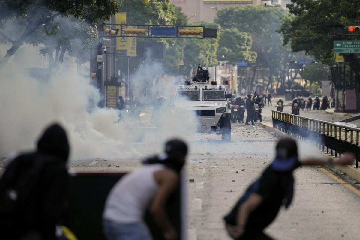 En esta imagen de archivo, manifestantes se enfrentan con la policía 