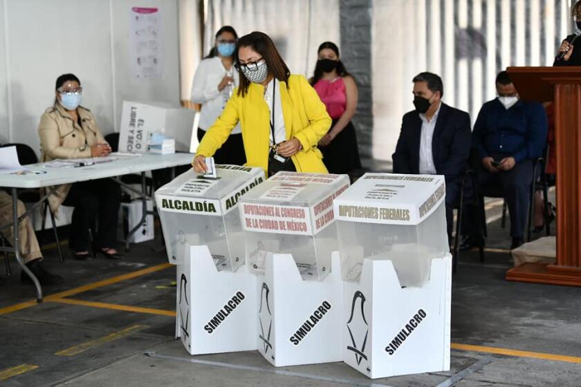 Una votante se observa en este simulacro de elecciones en la Ciudad de México.
