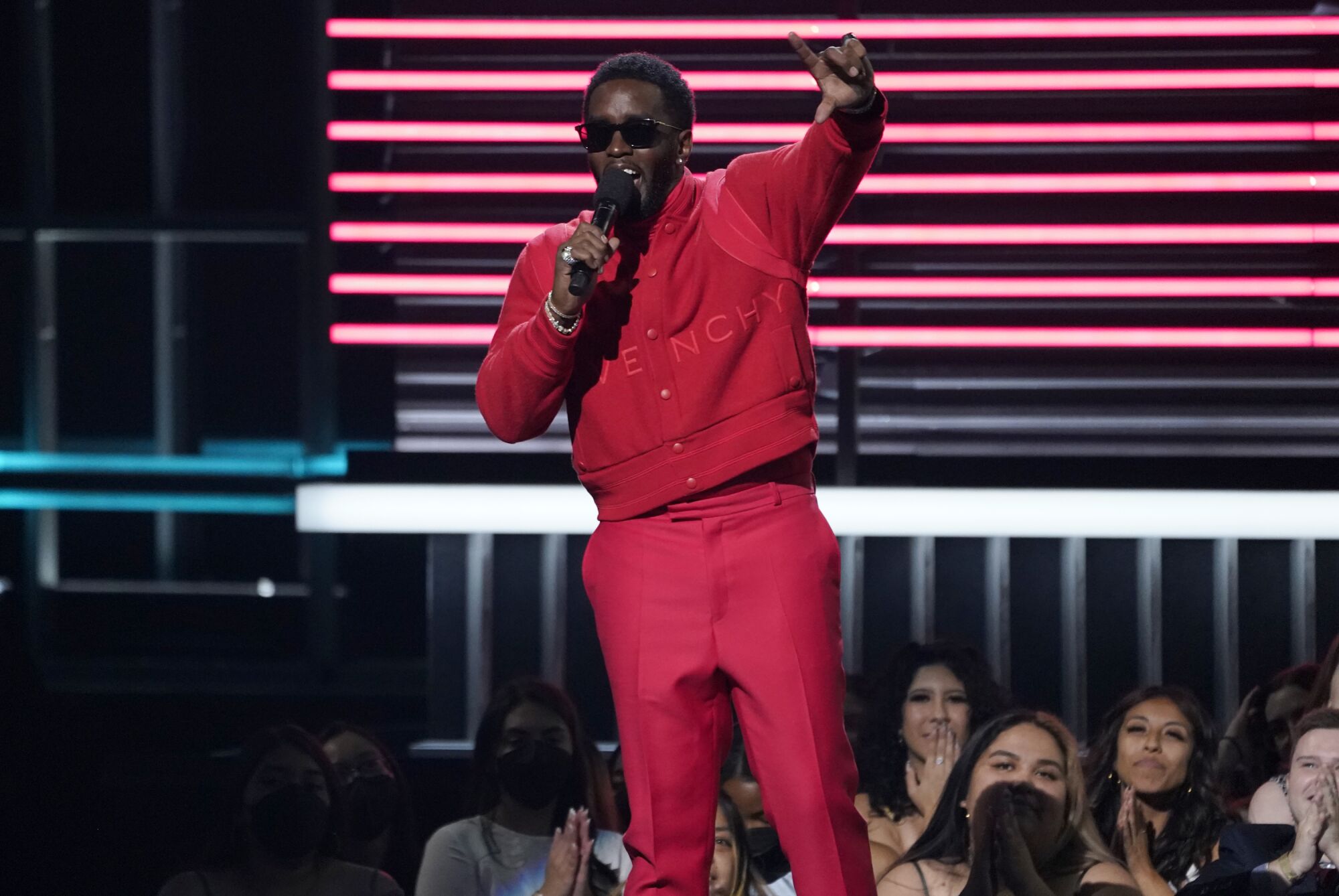 Sean “Diddy” Combs, quien condujo la ceremonia transmitida en vivo desde el MGM Grand Garden Arena en Las Vegas.