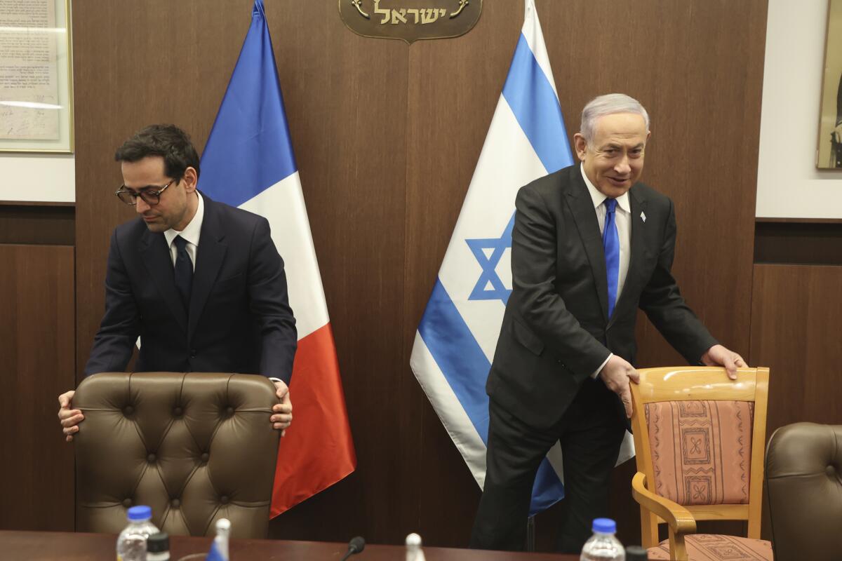 El primer ministro israelí, Benjamin Netanyahu, a la derecha, y el ministro de Exteriores