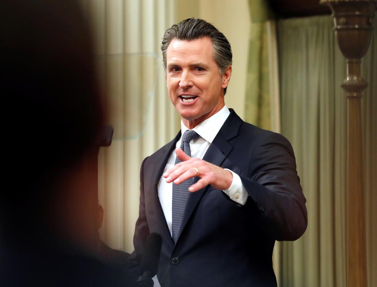 El gobernador de California, Gavin Newsom, participa en una sesión conjunta de la Legislatura de California, en la Cámara de la Asamblea en el Capitolio del estado en Sacramento, California (EE.UU.).