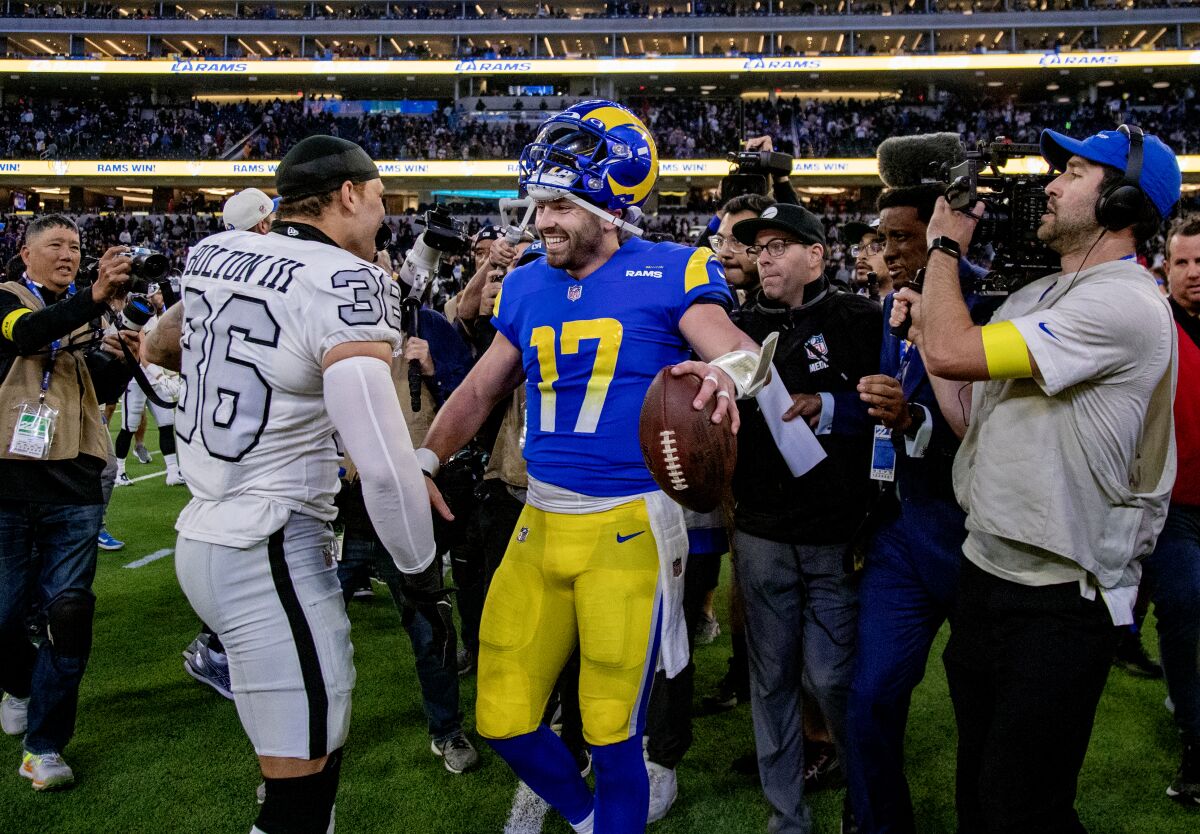 Le quart-arrière des Rams Baker Mayfield est félicité par le secondeur des Raiders Curtis Bolton.