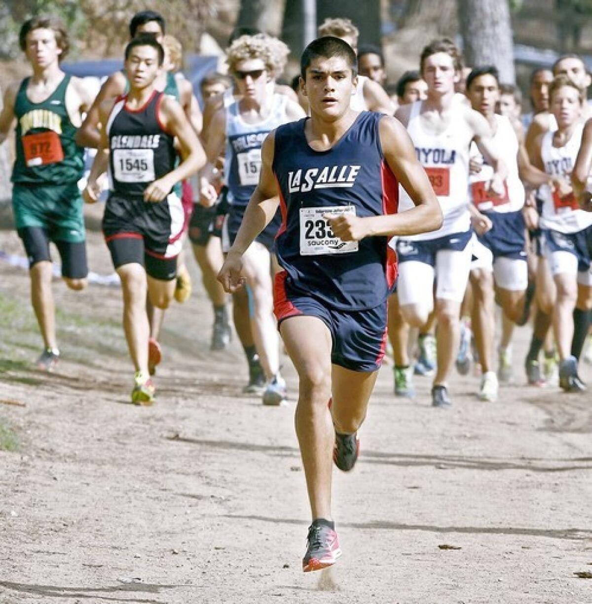 La Salle High cross-country runner Daniel De La Torre demolished his competition at the Bell-Jeff Invitational Saturday.