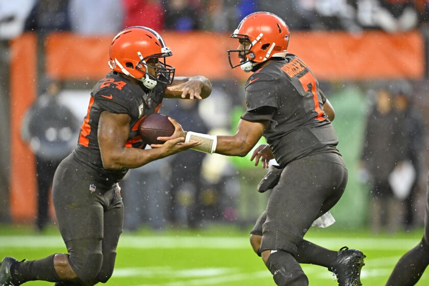 Cleveland Browns running back Nick Chubb (24) takes a handoff from quarterback Jacoby Brissett on the way to a touchdown in overtime of the team's NFL football game against the Tampa Bay Buccaneers in Cleveland, Sunday, Nov. 27, 2022. The Browns won 23-17. (AP Photo/David Richard)