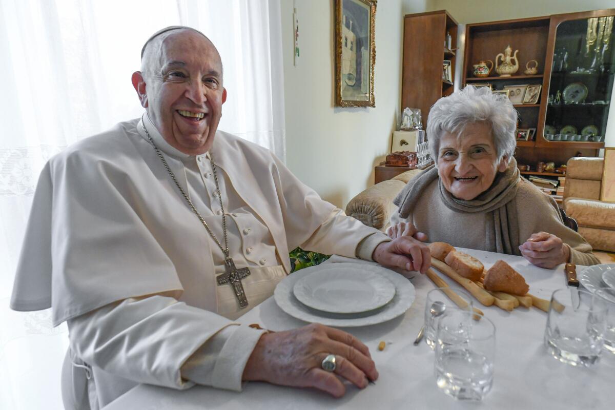 El papa Francisco en la casa de una prima, Carla Rabezzana, en el poblado de Portacomaro, Media via AP)