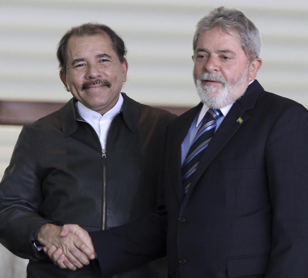 ARCHIVO – El presidente de Nicaragua, Daniel Ortega, izquierda, saluda al presidente brasileño, Luiz Inacio Lula da Silva