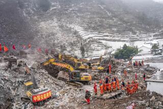 En esta imagen distribuida por la agencia noticiosa Xinhua, rescatistas participan en un operativo en la localidad de Liangshui, en la ciudad de Zhaotong, en la provincia suroccidental china de Yunnan, el 23 de enero de 2024. (Hu Chao/Xinhua vía AP)