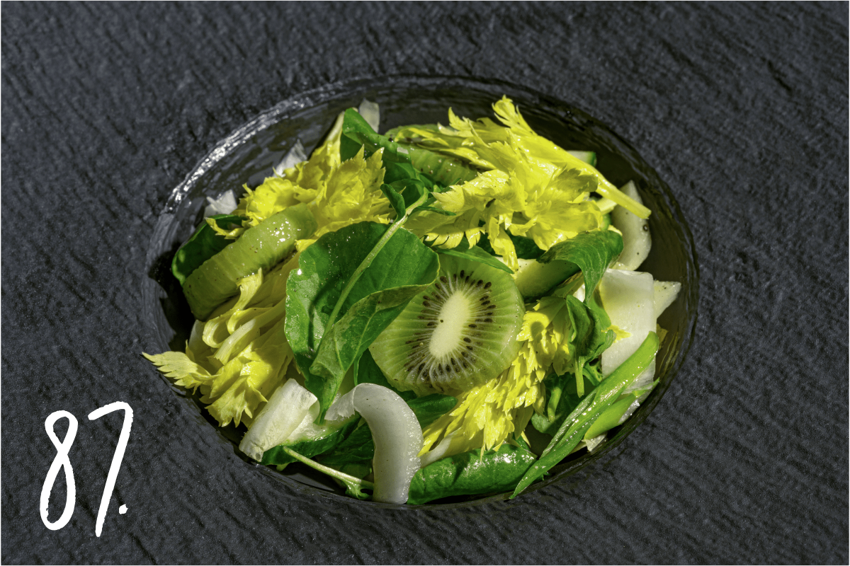 #87: Kiwi salad with spinach, celery leaves and fennel
