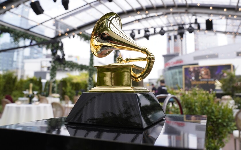 ARCHIVO- Un Grammy decorativo antes del inicio de la ceremonia de los premios Grammy el 14 de marzo de 2021 en Los Ángeles. Los Grammy de 2022 serán el 3 de abril en Las Vegas. (AP Foto/Chris Pizzello, Archivo)