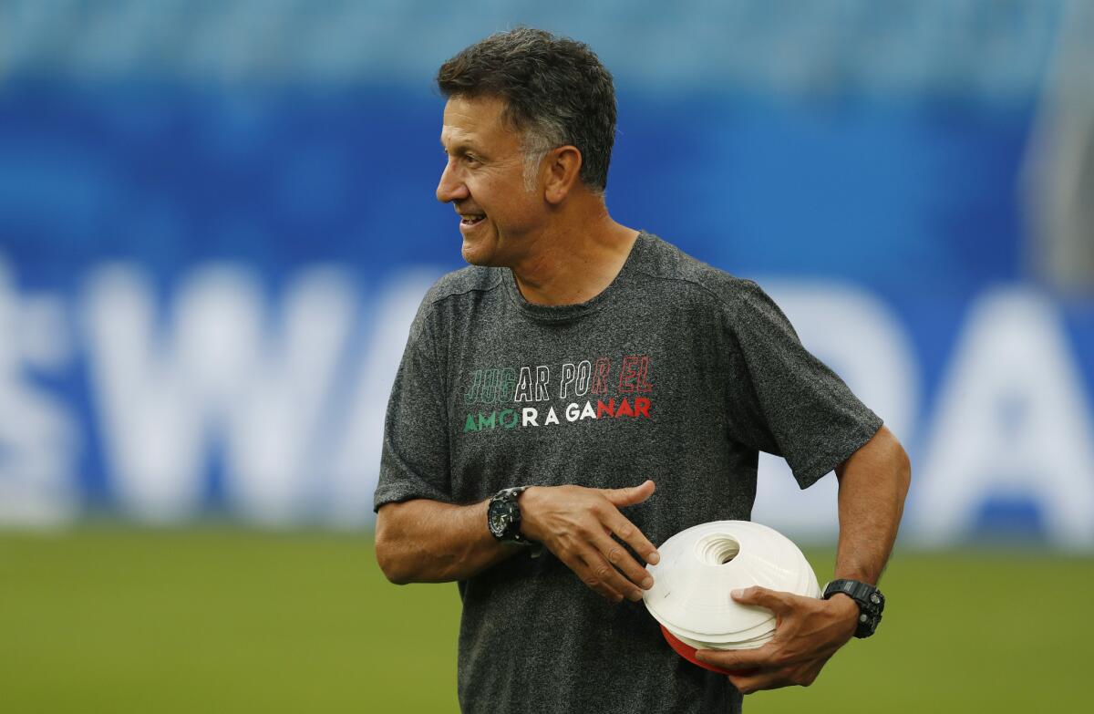 El técnico de México Juan Carlos Osorio durante un entrenamiento previo al partido de octavos de final del Mundial 2018 ante Brasil, el domingo 1 de julio de 2018 en Samara, Rusia.