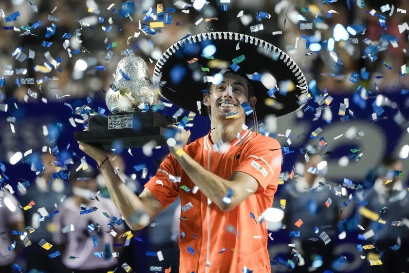 El australiano Alex de Miñaur sostiene el trofeo del Abierto Mexicano de Tenis, tras vencer en la final al noruego Casper Ruud, el sábado 2 de marzo de 2024, en Acapulco (AP Foto/Eduardo Verdugo)