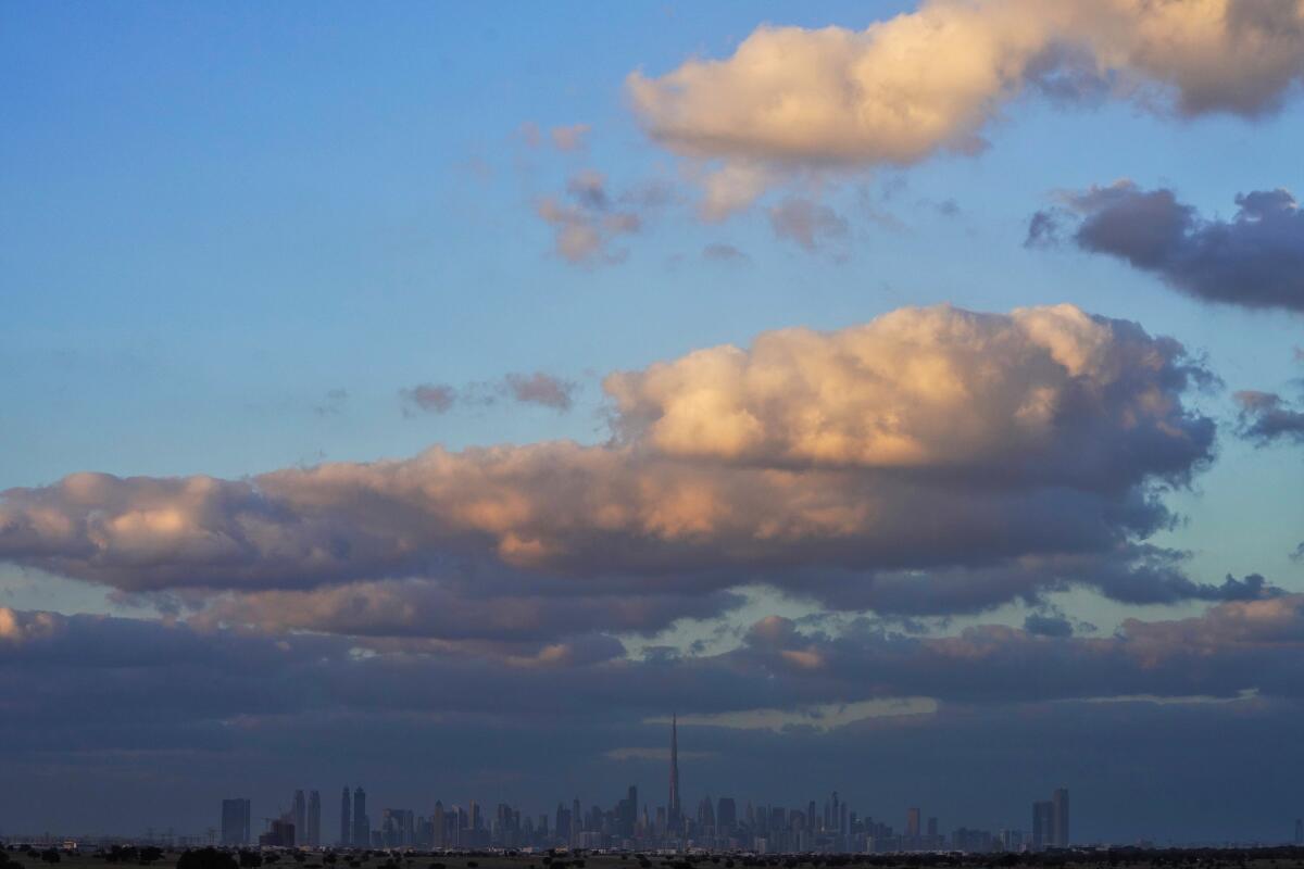 El paisaje del centro de Dubái en un inusual día nublado, al atardecer en Dubái, Emiratos Árabes Unidos, 