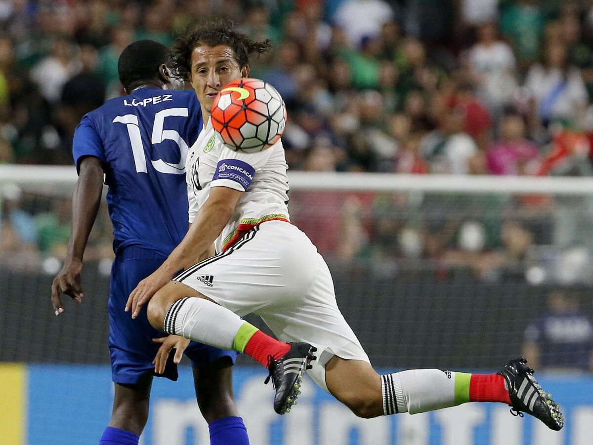 Andrés Guardado controla un balón en el juego ante Guatemala, por la Copa Oro.