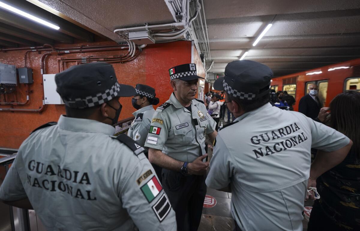 Miembros de la Guardia Nacional mexicana patrullan dentro del metro de Ciudad de México