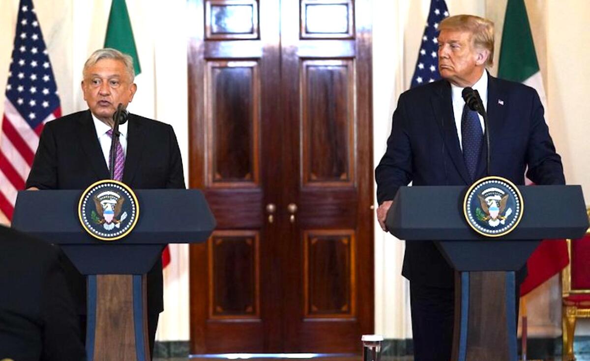 El presidente Donald Trump (d) escucha las palabras del mandatario mexicano Andrés Manuel López Obrador en la Casa Blanca.