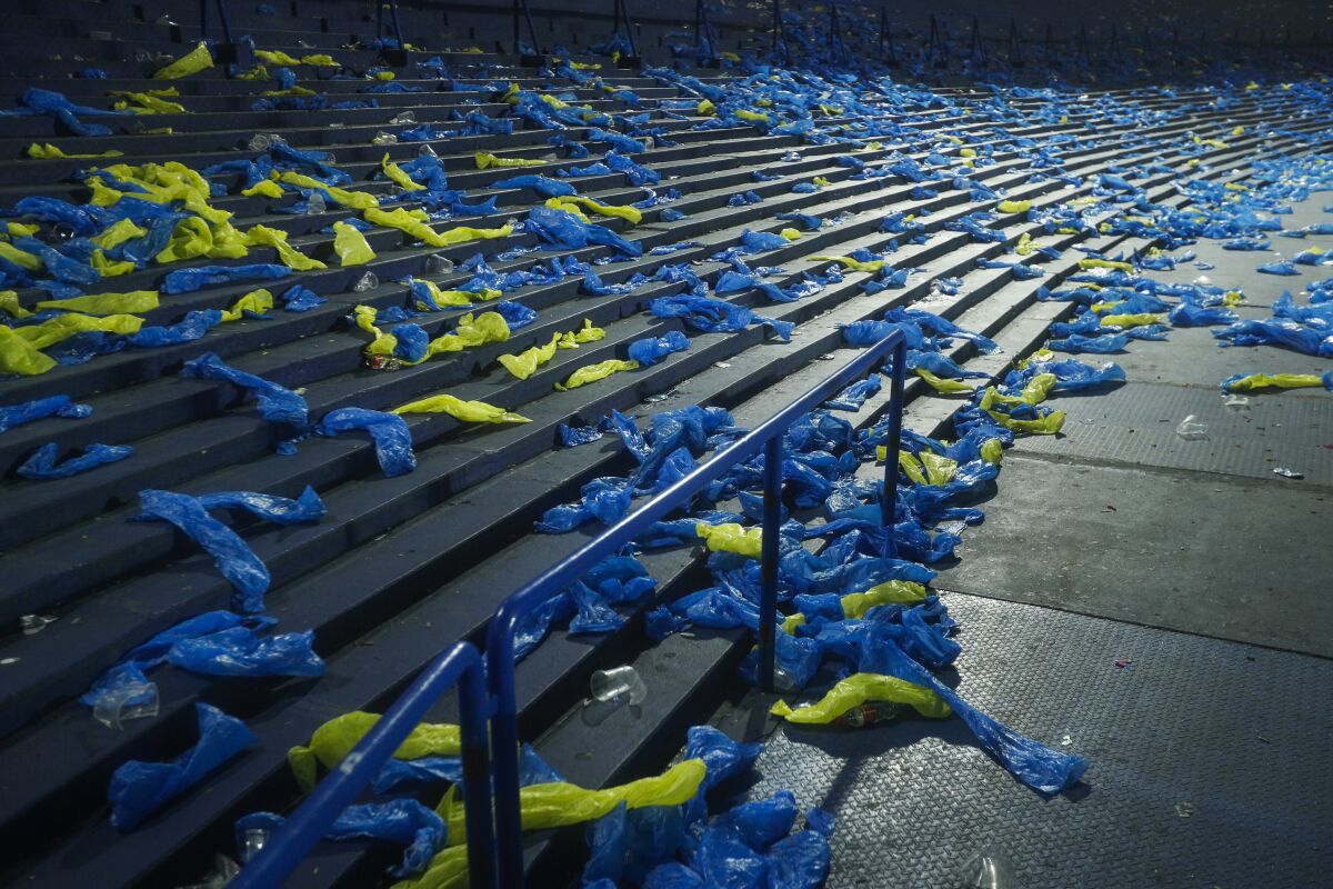 Plásticos con los colores de Boca Juniors tirados en las gradas del estadio La Bombonera 