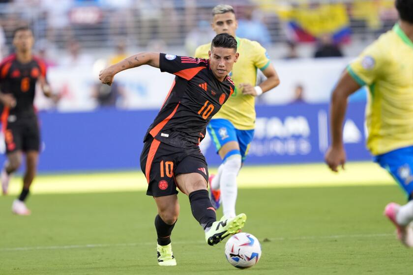 El volante colombiano James Rodríguez pasa el balón en el partido contra Brasil por el Grupo D de la Copa América, el martes 2 de julio de 2024, en Santa Clara, California. (AP Foto/Tony Avelar)