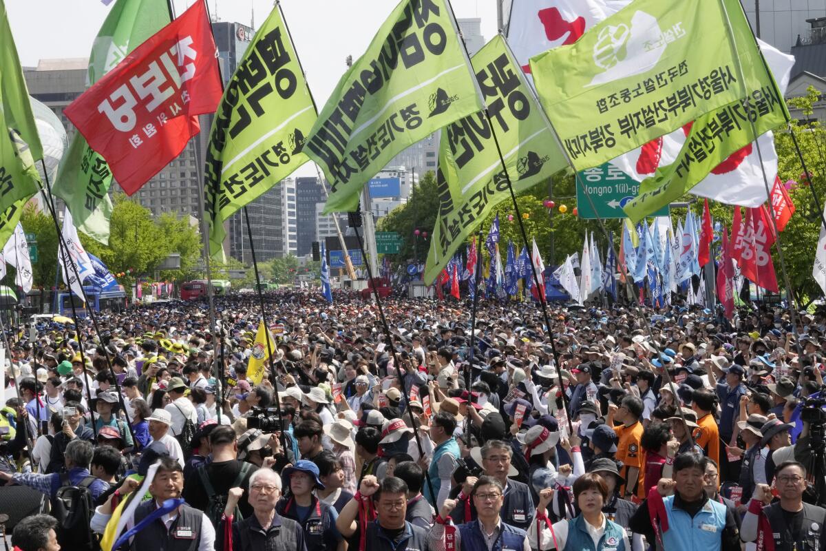 Miembros de la Confederación Coreana de Sindicatos se reúnen para una marcha del Primero de Mayo