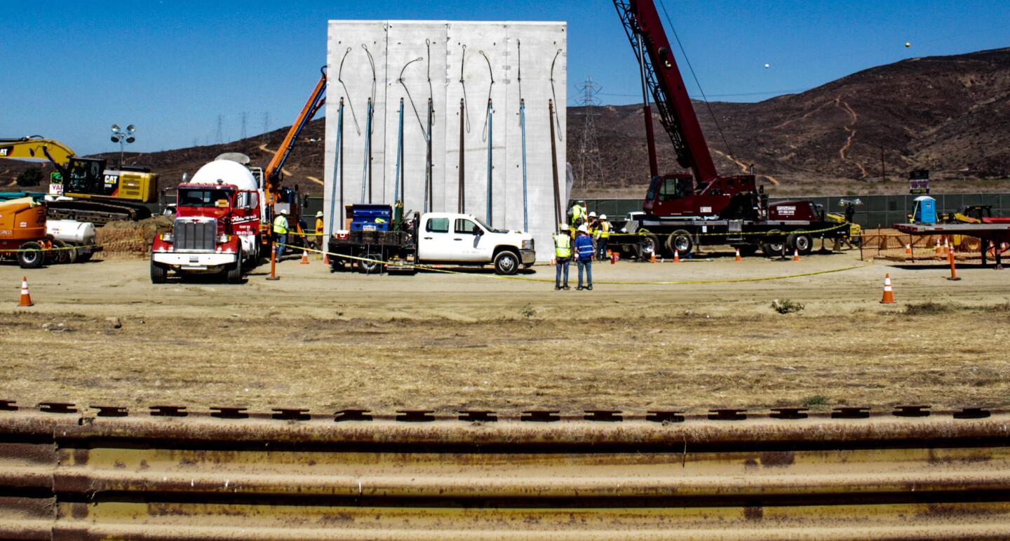 Vista general de uno de los 8 prototipos de muro que se construyen en el área de la Mesa de Otay, en la fronteriza ciudad de Tijuana, Baja California (México).