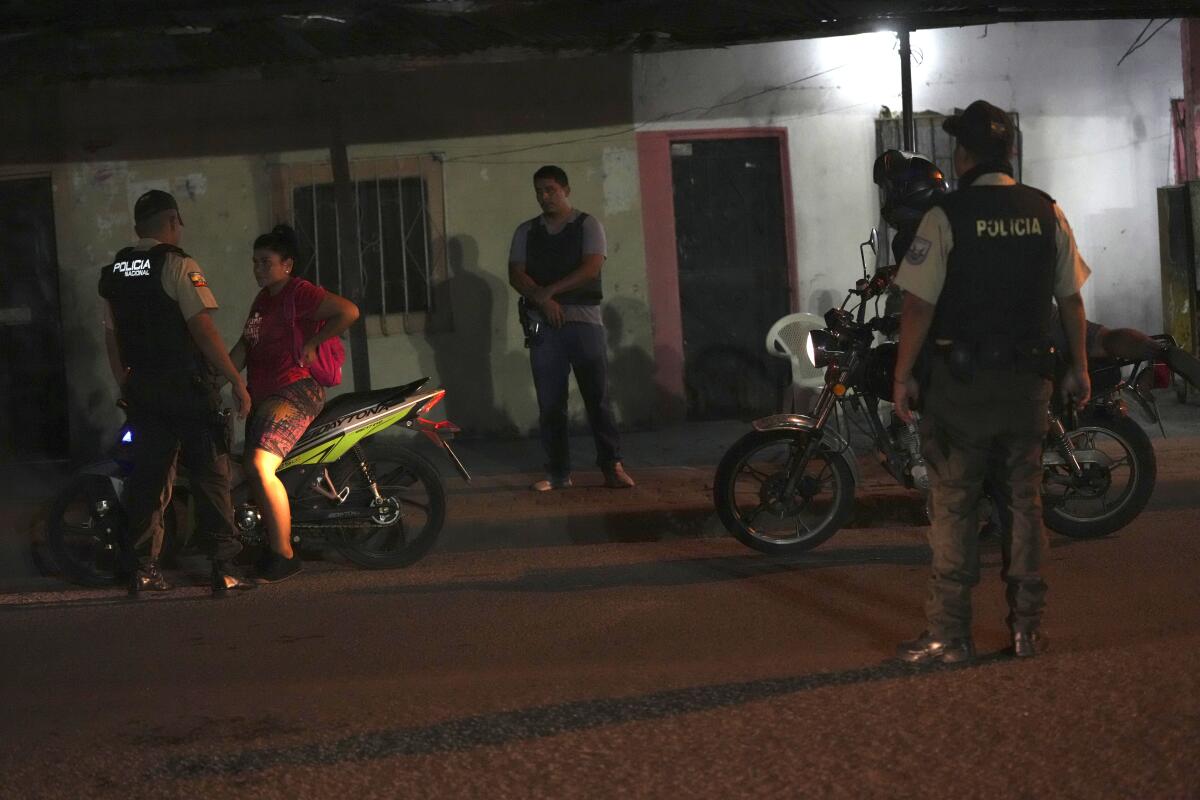 La policía vigila en un retén durante un operativo anticriminal en Durán, Ecuador,