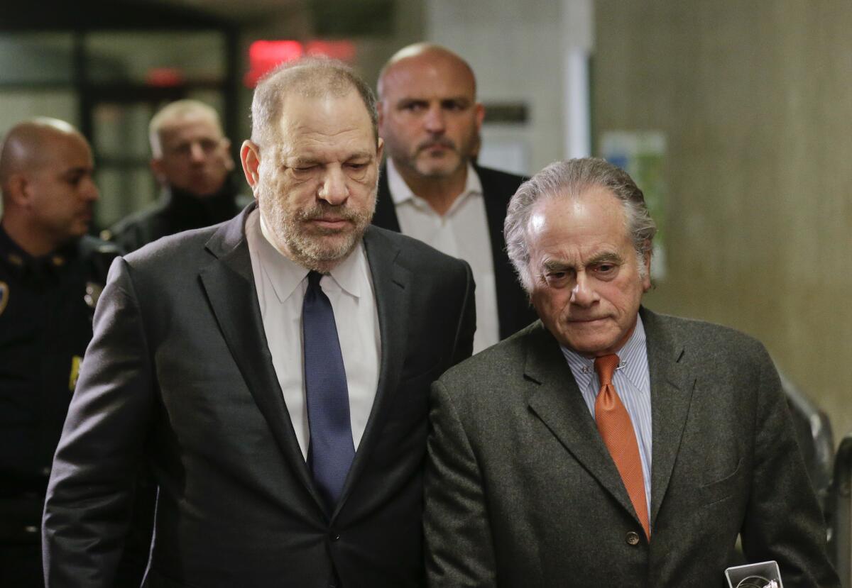 Harvey Weinstein a su llegada a la Corte Suprema de Nueva York al lado de su abogado.